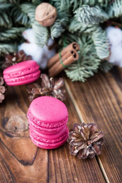 Macaroons Rosa Com Decorações Natal Fundo Madeira — Fotografia de Stock