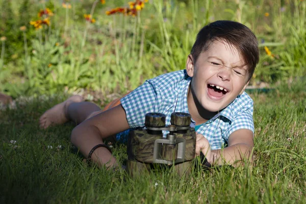 Мальчик Молодой Исследователь Исследует Биноклем Окружающей Среды Летнем Саду — стоковое фото