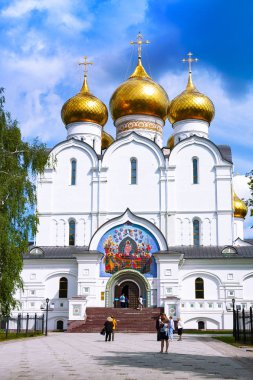 Turistler varsayım Katedrali, Yaroslavl, Rusya yakın