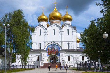 Turistler varsayım Katedrali, Yaroslavl, Rusya yakın