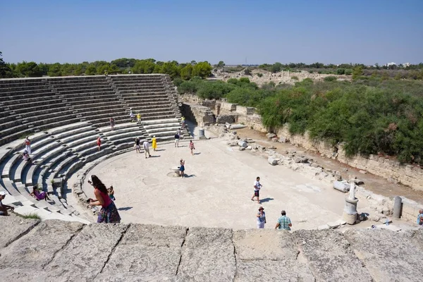 塞浦路斯北部萨拉米斯 2013年8月28日 在土耳其共和国北塞浦路斯北部的萨拉米斯镇的古代剧院废墟上的游客 古老的城邦 成立于公元前9世纪 — 图库照片