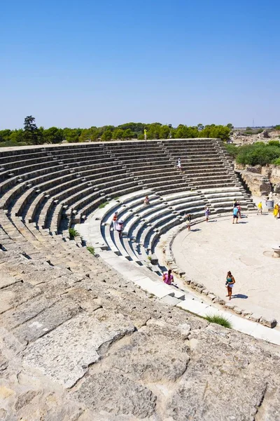 Tourists on ruins of ancient theater in town Salamis, Northern Cypruson August, 28,2013 in Salamis,Turkish Republic. Ancient city-state. Founded in XI century BC — Stock Photo, Image