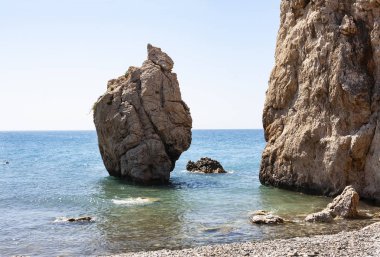 Sevgi sahil. Afrodit kayalıkları - Pafos City yakınındaki Afrodit'ın doğum yeri. Yunanca (Petra tou Romiou) rock. Kıbrıs Adası