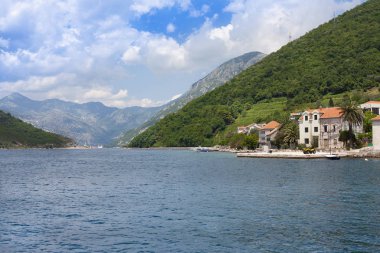 Kotor Körfezi, Verige Boğazı dar parçası. Kilise ve kırmızı başlık roofes evler. Kamenari. Karadağ