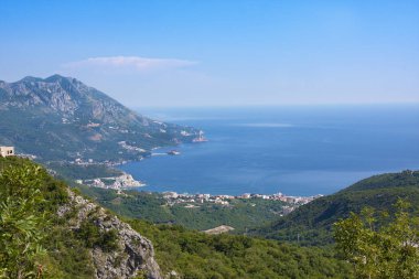 Yüksek dağları olan Budva şehrinin en üst manzarası. Karadağ