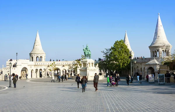 Budapest Ungheria Novembre 2015 Gruppo Turisti Bastione Dei Pescatori Tratta — Foto Stock