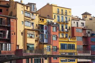 Girona, İspanya - 23 Ocak 2019: Girona şehir tr set Onyar Nehri'nin of Center'da renkli evlerin