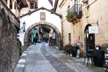 Barcelona, İspanya - 21 Ocak 2019: Bölge benzersiz mimari kompleks Poble Espanyol nerede kopya ile bilinen ve güzel evler ülkenin İspanyol köy evleri