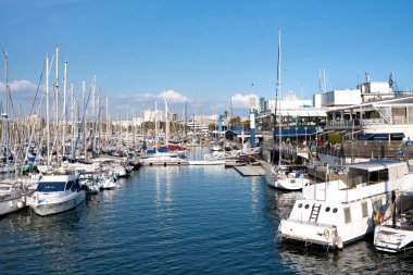 Barcelona'da Barcelona, İspanya - 19 Ocak 2019: Port Vell, eski liman Barcelona ile spor tekneler ve yatlar