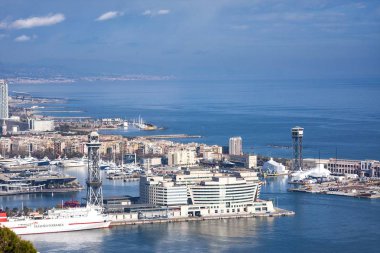 Savaş gemileriyle, kablo yolu, Port Vell Montjuic Kalesi Barcelona limanından görüntülemek
