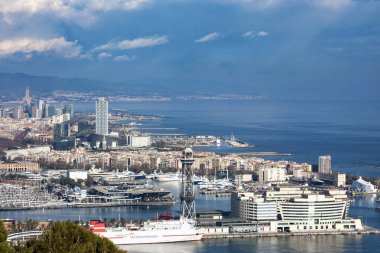 Barcelona, İspanya - 21 Ocak 2019: Görünüm savaş gemileriyle, kablo yolu, Port Vell Montjuic Kalesi Barcelona limanından