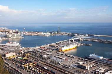 Barcelona, İspanya - 21 Ocak 2019: Görünümü ile geminin Montjuic Barcelona Castle endüstriyel bağlantı noktasından