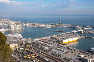 Barcelona, İspanya - 21 Ocak 2019: Görünümü ile geminin Montjuic Barcelona Castle endüstriyel bağlantı noktasından