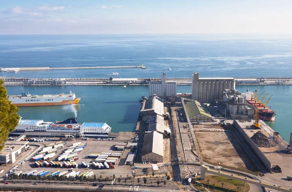 Barcelona, İspanya - 21 Ocak 2019: Görünümü ile geminin Montjuic Barcelona Castle endüstriyel bağlantı noktasından