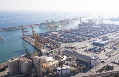 Barcelona, İspanya - 21 Ocak 2019: Görünüm demirledi gemi, vinçler ve konteyner ile Montjuic Barcelona Castle endüstriyel bağlantı noktasından