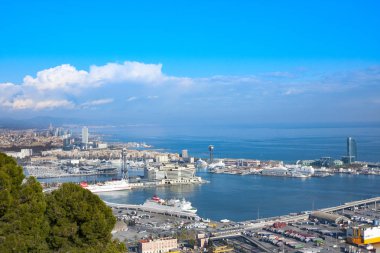 Barcelona, İspanya - 21 Ocak 2019: Görünüm savaş gemileriyle, kablo yolu, Port Vell Montjuic Kalesi Barcelona limanından