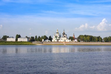 Yaz aylarında ünlü kilise. Veliky Ustyug Sukhona River, Rusya tarihi merkezinde görünümünü