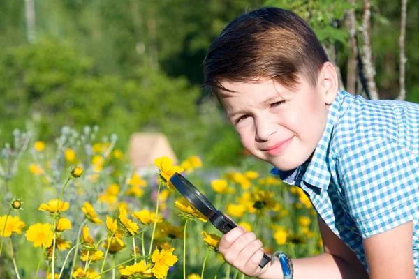 Niño Con Lupa Jardín Verano — Foto de Stock