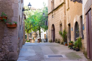 Barcelona, İspanya - 21 Ocak 2019: Bölge benzersiz mimari kompleks Poble Espanyol nerede kopya ile bilinen ve güzel evler ülkenin İspanyol köy evleri
