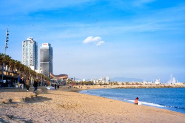 Barcelona, İspanya - 19 Ocak 2019: Görünüm Barceloneta Plaja. Bu şehirde, La Barceloneta (Ciutat Vella mahallede bulunan en eski ve en ünlü)