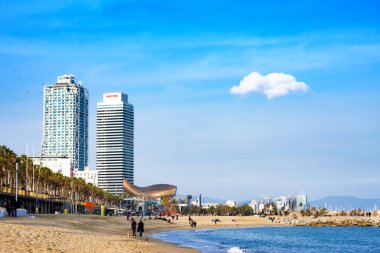 Barcelona, İspanya - 19 Ocak 2019: Görünüm Barceloneta Plaja. Bu şehirde, La Barceloneta (Ciutat Vella mahallede bulunan en eski ve en ünlü)