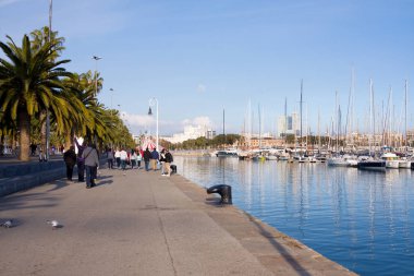 Barcelona, İspanya - 19 Ocak 2019: Turist embenkment Port Vell, yürü. Barcelona