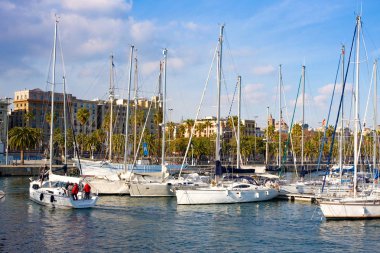 Barcelona'da Barcelona, İspanya - 19 Ocak 2019: Port Vell, eski liman Barcelona ile spor tekneler ve yatlar