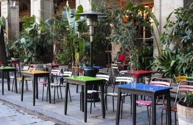 Renkli masa ve sandalyeler Barcelona'da sokak kafe