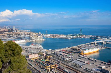 Savaş gemileriyle, kablo yolu, Port Vell Montjuic Kalesi Barcelona limanından görüntülemek