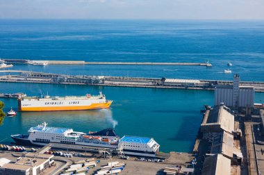 Endüstriyel bağlantı noktası demirledi gemi, vinçler ve konteyner ile Barcelona Montjuic Kalesi görüntülemek