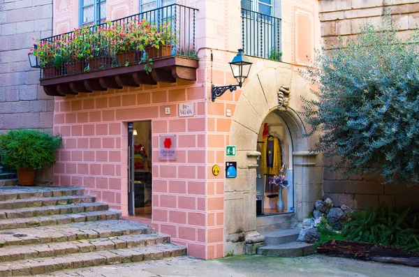 Território de complexo arquitetônico único Poble Espanyol a aldeia espanhola, onde cópias de casas conhecidas e belas de casas de campo — Fotografia de Stock