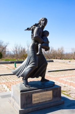 Erivan, Ermenistan - 17 Mart 2018: Anne doğan Out of, Tsitsernakaberd Anıt Erivan, Ermenistan'ın külleri (Ermeni Soykırımı Anıt Heykel)