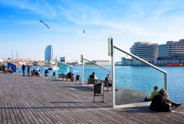 Port Vell Barcelona'da Barcelona, İspanya - 19 Ocak 2019: Turist yürüyüş, eski liman Barcelona ile spor tekneler ve yatlar