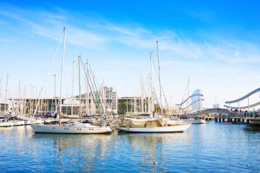 Barcelona'da Barcelona, İspanya - 19 Ocak 2019: Port Vell, eski liman Barcelona ile spor tekneler ve yatlar