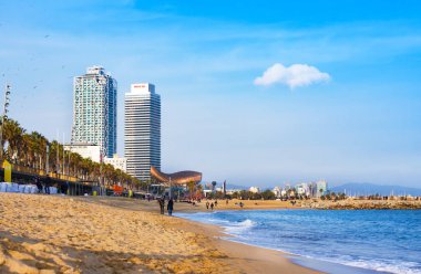 Barcelona, İspanya - 19 Ocak 2019: Görünüm Barceloneta Plaja. Bu şehirde, La Barceloneta (Ciutat Vella mahallede bulunan en eski ve en ünlü)