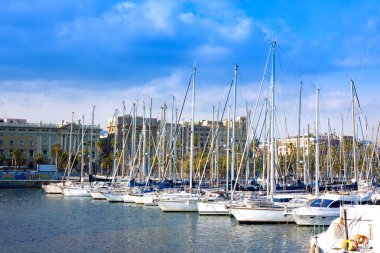 Barcelona'da Barcelona, İspanya - 19 Ocak 2019: Port Vell, eski liman Barcelona ile spor tekneler ve yatlar
