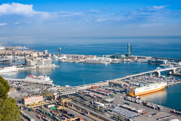 西班牙巴塞罗那 2019年1月21日 从巴塞罗那工业港口的蒙朱伊奇城堡与船舶 起重机和集装箱对接的景观 — 图库照片