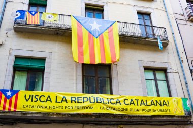 Catalonia bağımsızlık bayrakları balkonlarda. Katalan bağımsızlık hareketi tarihsel Katalan milliyetçiliğinin türetilmiş bir siyasi hareket olur