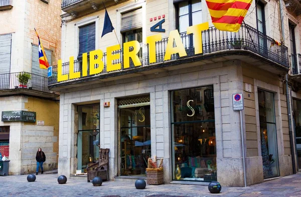 Catalonia bağımsızlık bayrakları balkonlarda. Katalan bağımsızlık hareketi tarihsel Katalan milliyetçiliğinin türetilmiş bir siyasi hareket olur