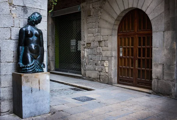 Staty av kvinna i gamla stan, Catalunya. Girona, Spanien — Stockfoto