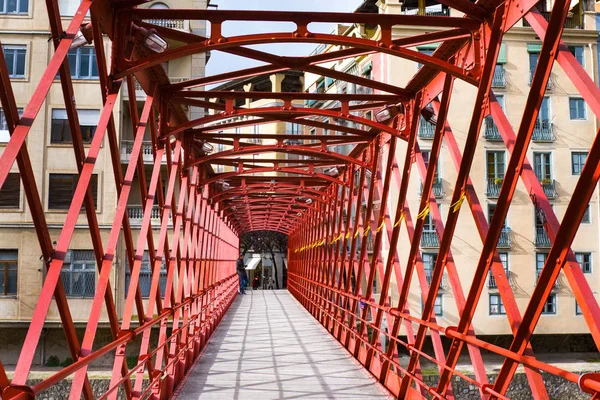Ponte di ferro rosso - Ponte Eiffel sul fiume Onyar a Girona — Foto Stock