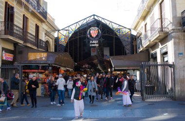 Barselona 'nın merkezinde Mercat de la Boqueria veya Sant Josep yakınlarındaki turistler.