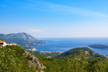 Kasaba Rafailovichi yüksek dağlar ve deniz ile Üstten Görünüm