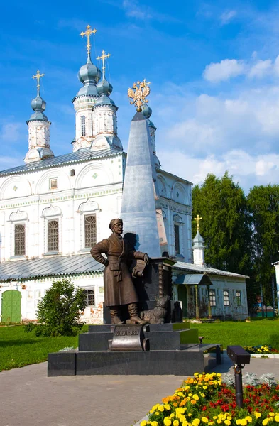 Erofei ・ パブロビッチ ・ ハバロフ ヴェリキイ ・ ウスチュグ、ヴォログダ地方でコムソモール広場の記念碑 — ストック写真