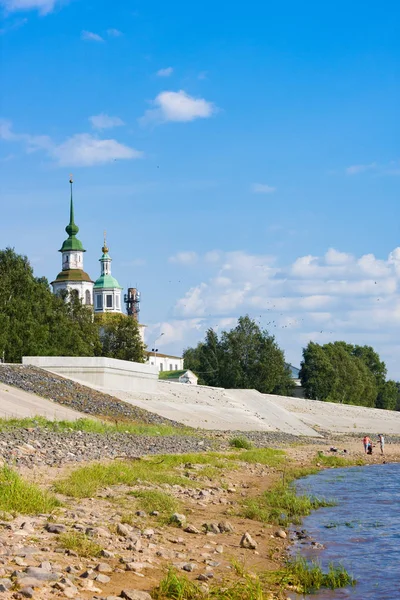 Embankment del fiume Suhona e la chiesa di San Nicola in estate. Veliky Ustyug — Foto Stock