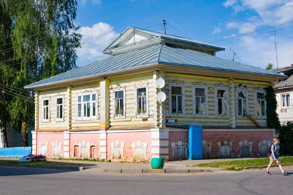 Old wooden house at central street in small north town Veliky Ustyug, Vologda region — Stock Photo, Image