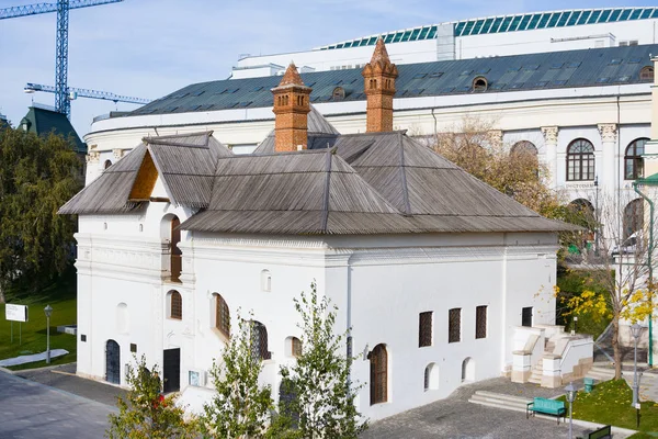 Museo The Old English Court en la calle Varvarka en la ciudad de Moscú. El palacio fue construido en el siglo XV, la residencia de la empresa comercial Inglés de XVI —  Fotos de Stock