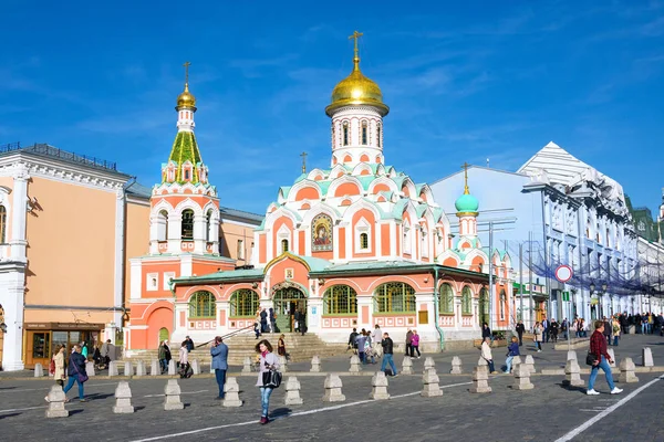 Gente caminando cerca de la catedral de Kazansky en la Plaza Roja — Foto de Stock