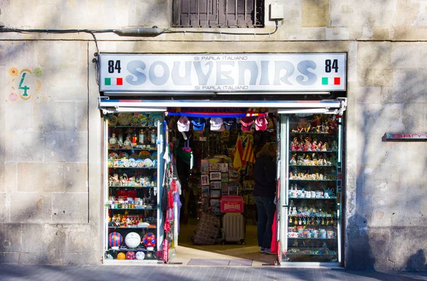 Tienda de mercancías a lo largo de la calle comercial La Rambla en el centro de Barcelona, España —  Fotos de Stock