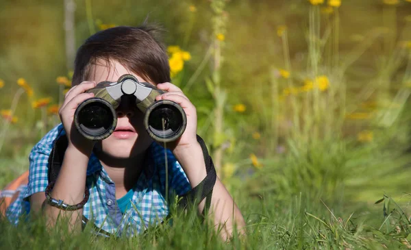 夏の庭で双眼鏡環境で探索少年若手研究者 ロイヤリティフリーのストック写真